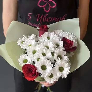 ПЯТЬ ЦВЕТОВ Букет 3 розы красных и 3 хризантемы