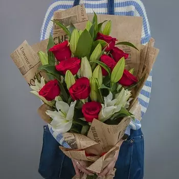 ПЯТЬ ЦВЕТОВ Букет 5 лилий и 9 красных роз