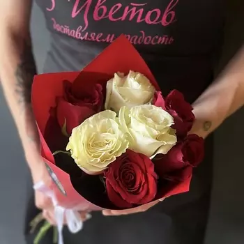 ПЯТЬ ЦВЕТОВ Букет 7 красно-белых роз