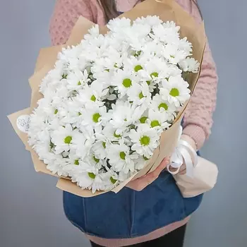 ПЯТЬ ЦВЕТОВ Букет из 15 белых хризантем в крафте