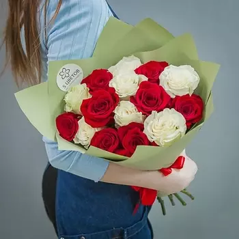 ПЯТЬ ЦВЕТОВ Букет из 15 красных и белых роз