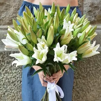ПЯТЬ ЦВЕТОВ Букет из 17 белых лилий