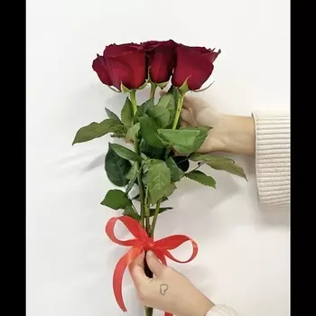 ПЯТЬ ЦВЕТОВ Букет из 3 красных роз под ленту