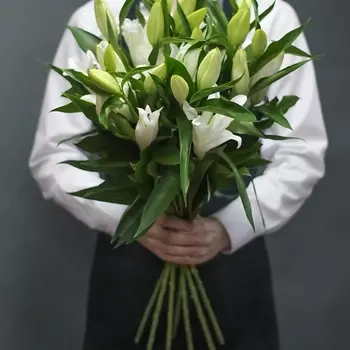 ПЯТЬ ЦВЕТОВ Букет из 7 белых лилий