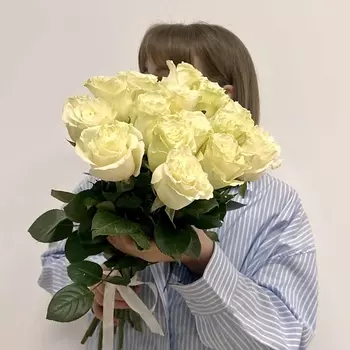 ПЯТЬ ЦВЕТОВ Букет живых цветов из 15 белых роз под ленту, Эквадор 50 см