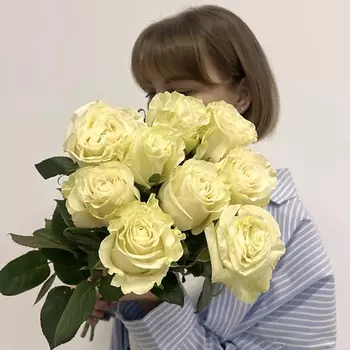 ПЯТЬ ЦВЕТОВ Букет живых цветов из 9 белых роз под ленту, Эквадор 50 см