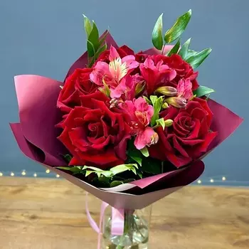 РОСА СТУДИЯ ЦВЕТОВ Букет из роз Гранатовый Сок