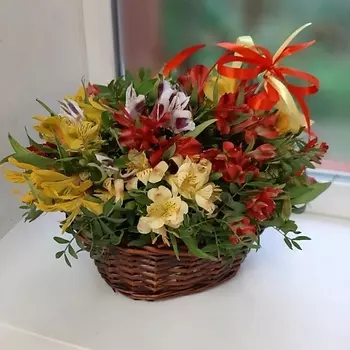 РОЗЫ УРАЛА 15 альстромерий в корзинке