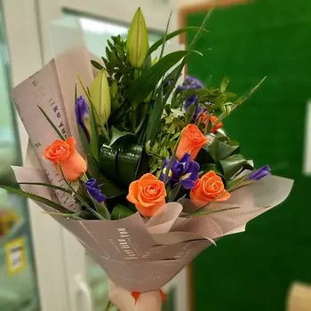 РОЗЫ УРАЛА Авторский букет из роз и ирисов "Жаркое лето"