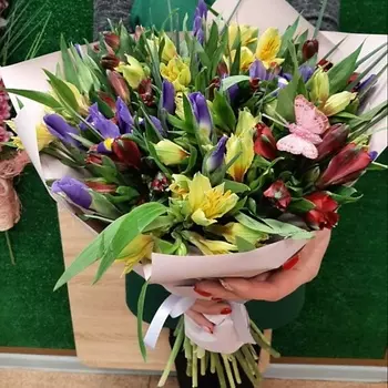 РОЗЫ УРАЛА Букет ирисов и альстромерий "Особый день"
