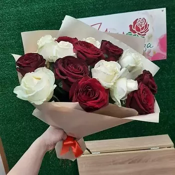 РОЗЫ УРАЛА Букет из 15 бело-красных роз