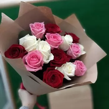 РОЗЫ УРАЛА Букет из 15 разноцветных роз