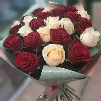РОЗЫ УРАЛА Букет из 25 кремово-красных роз