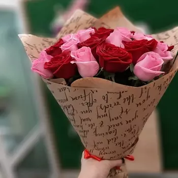 РОЗЫ УРАЛА Букет из 25 розово-красных роз