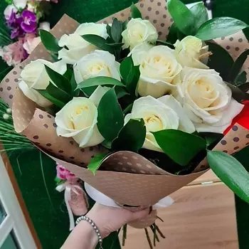 РОЗЫ УРАЛА Букет из 9 белых роз с рускусом