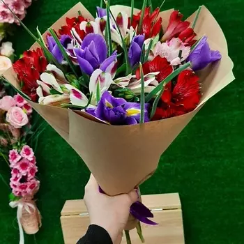 РОЗЫ УРАЛА Букет из альстромерий и ирисов "Анютины глазки"