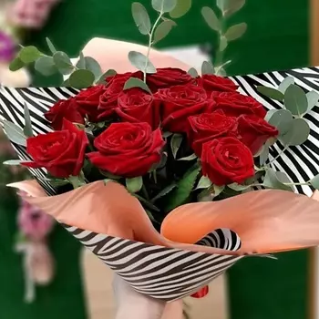 РОЗЫ УРАЛА Букет из роз с эвкалиптом "Бархатный звон"