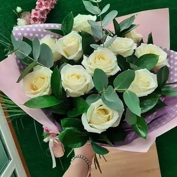 РОЗЫ УРАЛА Букет из роз с зеленью Белый жемчуг