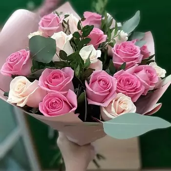 РОЗЫ УРАЛА Букет из роз в зелени "Крем-Брюле"