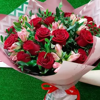 РОЗЫ УРАЛА Букет роз и альстромерий "Темперамент"