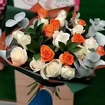 РОЗЫ УРАЛА Букет в бело-рыжих тонах Мотив