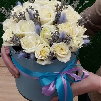РОЗЫ УРАЛА Композиция в коробке "Лавандовый бочонок"