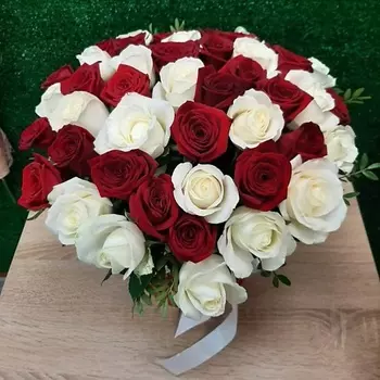 РОЗЫ УРАЛА Коробочка ароматных роз "Красное и Белое"