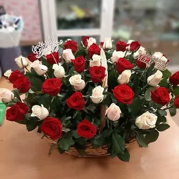 РОЗЫ УРАЛА Корзина 51 кремово-бордовая роза