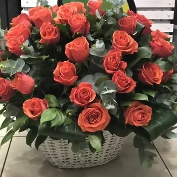РОЗЫ УРАЛА Корзина 51 рыжая роза в зелени