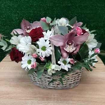 РОЗЫ УРАЛА Корзина сборная "Романтика"