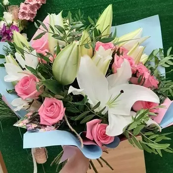 РОЗЫ УРАЛА Сборный букет из роз и лилий "Кармен"