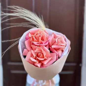 РЯБИНА ЦВЕТОЧНАЯ МАСТЕРСКАЯ Букет французских роз с ковылем