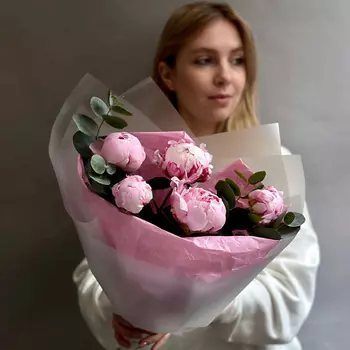 РЯБИНА ЦВЕТОЧНАЯ МАСТЕРСКАЯ Букет из 5 розовых пионов сорта Сара Бернард