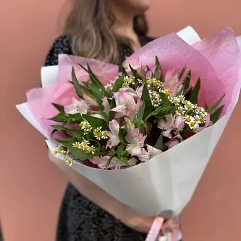 РЯБИНА ЦВЕТОЧНАЯ МАСТЕРСКАЯ Букет из альстромерии с полевыми ромашками