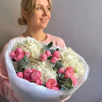 РЯБИНА ЦВЕТОЧНАЯ МАСТЕРСКАЯ Букет из белых гортензий с пионовидных роз