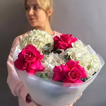 РЯБИНА ЦВЕТОЧНАЯ МАСТЕРСКАЯ Букет из белых гортензий и красных французских роз