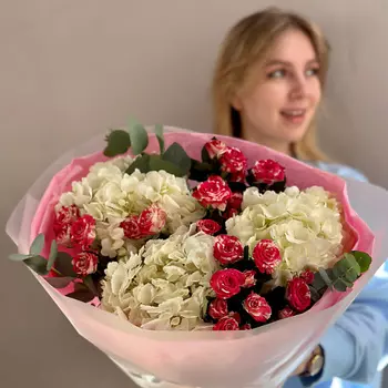 РЯБИНА ЦВЕТОЧНАЯ МАСТЕРСКАЯ Букет из белых гортензий и кустовых роз