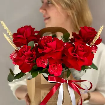 РЯБИНА ЦВЕТОЧНАЯ МАСТЕРСКАЯ Букет из французских роз и кустовых роз