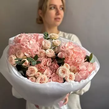 РЯБИНА ЦВЕТОЧНАЯ МАСТЕРСКАЯ Букет из гортензий и пионовидных роз