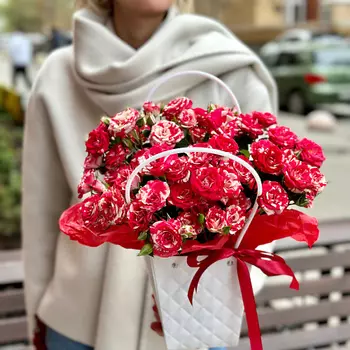 РЯБИНА ЦВЕТОЧНАЯ МАСТЕРСКАЯ Букет из красных кустовых роз в сумочке