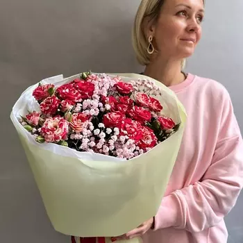 РЯБИНА ЦВЕТОЧНАЯ МАСТЕРСКАЯ Букет из красных роз с гипсофилой