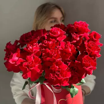 РЯБИНА ЦВЕТОЧНАЯ МАСТЕРСКАЯ Букет красных французских роз