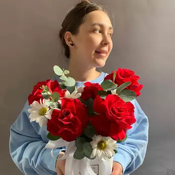 РЯБИНА ЦВЕТОЧНАЯ МАСТЕРСКАЯ Букет красных роз с ромашками