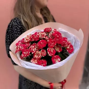 РЯБИНА ЦВЕТОЧНАЯ МАСТЕРСКАЯ Букет ярких кустовых роз