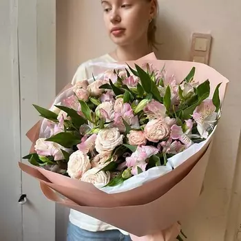 РЯБИНА ЦВЕТОЧНАЯ МАСТЕРСКАЯ Букет с альстромериями и розами