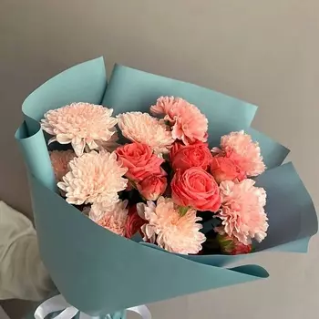 РЯБИНА ЦВЕТОЧНАЯ МАСТЕРСКАЯ Букет с кустовыми розами и хризантемами