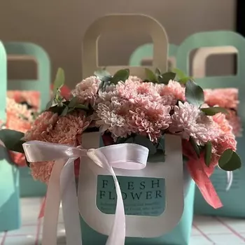 РЯБИНА ЦВЕТОЧНАЯ МАСТЕРСКАЯ Цветочная коробка из хризантем