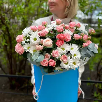 РЯБИНА ЦВЕТОЧНАЯ МАСТЕРСКАЯ Коробка из пионовидных роз и ромашек
