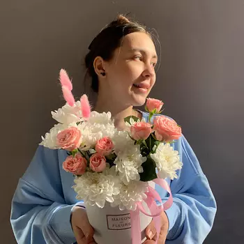 РЯБИНА ЦВЕТОЧНАЯ МАСТЕРСКАЯ Мини букет из пионовидных кустовых роз хризантем и лагурусом