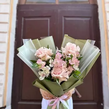 РЯБИНА ЦВЕТОЧНАЯ МАСТЕРСКАЯ Нежный букет французских роз с розовой альстромерией